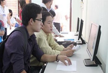 Job seekers at the job fair in HCMC last year (Photo: Tuoi Tre)
